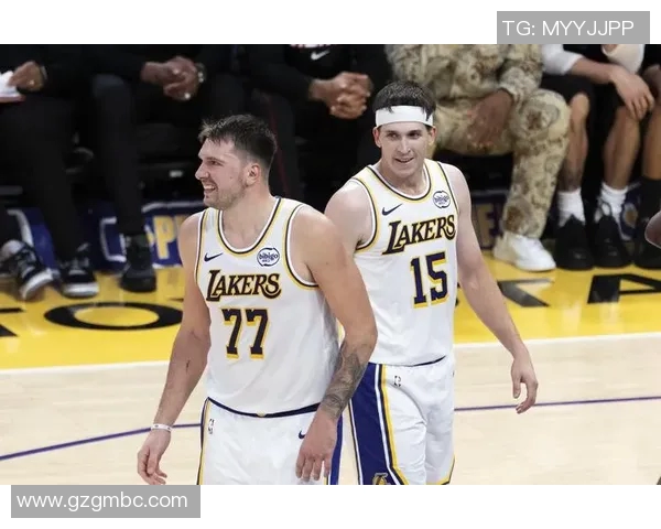 湖人对决黄蜂精彩赛事回顾与分析球员表现及战术布局探讨